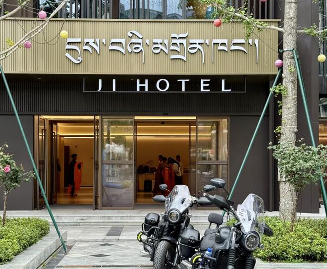 希尔顿快让县城年轻人爽翻了麻将胡了2200元一晚的(图15)